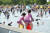 서울 한낮 기온이 30.2도까지 오르는 등 전국이 초여름 날씨를 보인 3일 오후 서울 여의도 물빛공원에서 시민들이 더위를 피하기 위해 물놀이를 즐기고 있다. 사진 우상조 기자