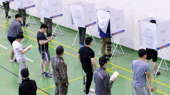 [서소문사진관]부상 장병들도 목발짚고 투표참가!