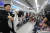 어린이들이 특별전철에서 열린 마술쇼를 보던 중 나타난 비둘기를 보며 탄성을 지르고 있다. 신인섭 기자