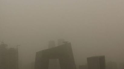 베이징 휩쓴 미세먼지 모래폭풍…내일부턴 한국 영향