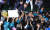 더불어민주당 문재인 대선 후보가 5일 부산 중구 남포동 광복중앙로에서 열린 집중유세에서 시민들과 인사를 나누고 있다. [중앙포토]