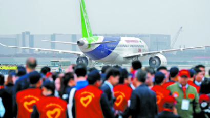 중국 독자 개발 여객기 C919 첫 비행 성공