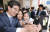 유승민 바른정당 후보가 5일 서울대 어린이병원을 방문해 환자와 가족을 위로했다. [우상조 기자]