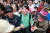 안철수 국민의당 대선후보가 5일 오후 부산 중구 비프(BIFF)거리에서 시민들과 인사를 나누고 있다. 김경록 기자