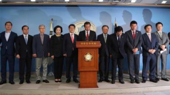 자유한국당, 바른정당 탈당파 13명 일괄복당, 서청원 등 친박 징계 해제 