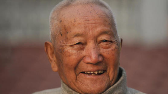 에베레스트 최고령 등정 재탈환 나선 86세 네팔 산악인 사망