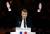 7일 프랑스 파리 루브르 박물관 앞에서 '앙마르슈!'의 에마뉘엘 마크롱 후보가 지지자들에게 인사하고 있다. [AP=뉴시스] 