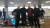 15일 평창 알펜시아 슬라이딩센터에서 훈련을 마친 뒤 동료들과 썰매 앞에 선 스티븐 홀컴(왼쪽). 평창=김지한 기자