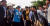 유승민 바른정당 대선후보와 딸 유담씨가 8일 오전 대전 유성구 충남대학교 내에서 학생들과 함께 손가락으로 기호 4번을 표시하고 있다. [뉴시스]