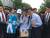 유승민 바른정당 대선후보와 딸 유담씨가 8일 오전 대전 유성구 충남대학교 내에서 학생들과 함께 손가락으로 기호 4번을 표시하고 있다. [뉴시스]