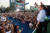 문재인 대선 후보가 4월 30일 서울 서대문구 신촌에서 가진 유세에서 시민들을 향해 손을 들어 인사를 하고 있다. [중앙포토]