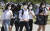 중국발 황사의 영향으로 전국의 미세먼지 농도가 '나쁨'을 보이는 가운데 7일 서울 여의도 한강공원에서 사람들이 마스크를 쓰고 강변을 걷고 있다. 임현동 기자
