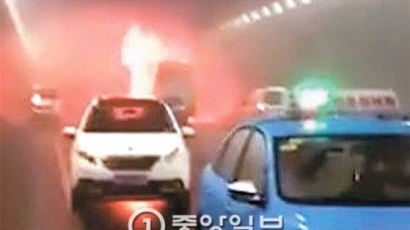 中 유치원버스 화재 "주변 차들 보고도 그냥 지나쳤다" 맹비난