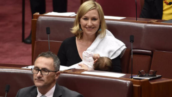 호주 의회 본회의장에서 모유수유한 여성의원 화제