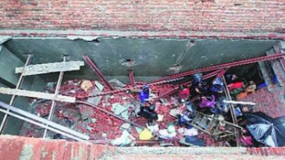 "이렇게 기쁜 날에…" 인도의 결혼식장 벽 붕괴 22명 사망·28명 부상