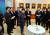 박근혜 전 대통령이 지난해 1월 국무회의에 앞서 황교안 전 국무총리 등 국무위원들과 티타임을 하는 모습. 참석자들은 찾잔을 받침에 올려서 들고 있다. [중앙포토]