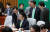 박지원 국민의당 대표가 11일 오전 국회에서 열린 최고위원-국회의원 연석회의에 참석해 회의자료를 살펴보고 있다. 박종근 기자