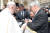 프란치스코 교황이 10일(현지시간) 바티칸 성베드로광장에서 조정원 세계태권도연맹 총재로부터 태권도 도복을 전달받고있다. [사진 세계태권도연맹]