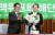 안철수 국민의당 대선후보(오른쪽)가 10일 서울 여의도 국회에서 열린 선거대책위원회 해단식에서 박지원 대표로부터 꽃다발을 받고 있다. 안 후보는 이날 “패배했지만 좌절하지 않을 것”이라고 말했다. [박종근 기자]