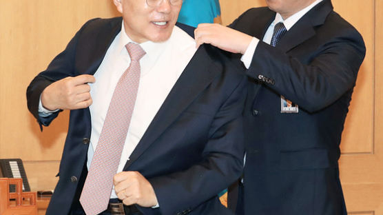[포토중앙] 문재인 대통령 "제 옷은 제가 벗겠습니다"