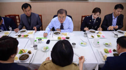 ‘한국판 웨스트 윙’ 청와대…웅장한 대통령 집무실이 골방으로?