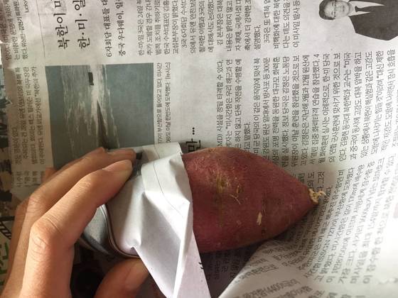 한 끗 리빙]보관 힘든 감자·고구마 신문지로 싸놓으면 한 달도 끄떡없다 | 중앙일보
