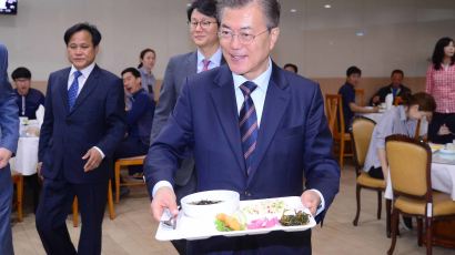 [포토사오정] 문재인 대통령, 청와대 일반 직원들과 점심