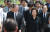 지난해 5월 23일 경남 김해시 봉하마을에서 열린 노무현 전 대통령 서거 7주기 추도식에 참석한 문재인 대통령(앞줄 왼쪽). [중앙포토]