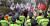 박근혜 전 대통령 탄핵을 반대하는 사람들이 지난 4월 4일 오전 서울구치소 앞에서 탄핵반대 시위를 하고 있다. 사진 김경록 기자