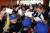 문재인 대통령이 15일 오후 서울 양천구 은정초등학교에서 열린 '미세먼지 바로 알기 교실' 행사를 마친 뒤 사인을 해달라는 학생들에게 둘러싸여있다.청와대사진기자단 