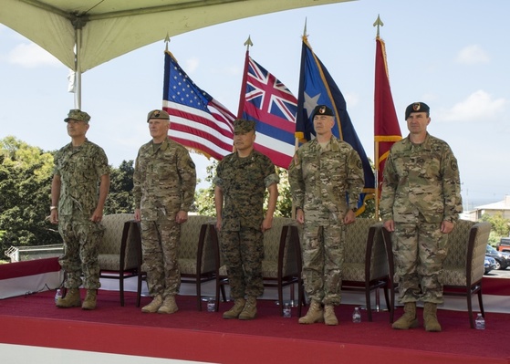 미국 태평양사령부 산하 특전사령부(SOCPAC) 사령관에 취임한 한국계 대니얼 유 소장(왼쪽에서 셋째). [사진 미 해군]
