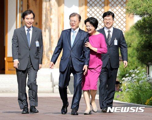 문재인 대통령이 15일 오전 청와대 관저에서 거처를 옮긴 후 김정숙 여사의 배웅을 받으며 여민관 집무실로 첫 출근을 하고 있다. 