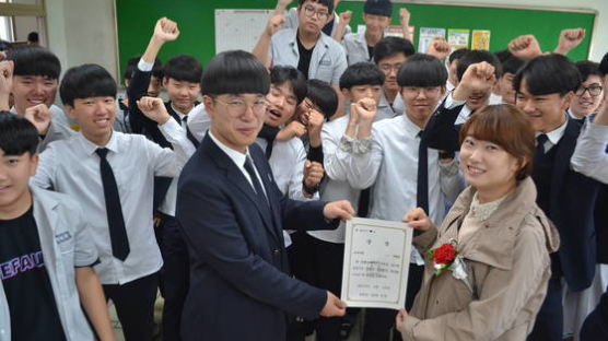 제자들 '김영란법 피하자' 재치로 만든 츤데레상 등 받은 스승들 함박 웃음 