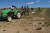 지난해 가을 첫 조림을 앞두고 몽골 아르갈란트 지역에서 주민들이 중장비를 이용해 딱딱한 사막 땅에 구덩이를 파고 있다. [중앙포토]