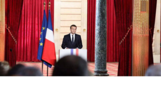 프랑스 최연소 마크롱 대통령 취임, 엘리제궁 레드카펫은 트로노가 먼저 밟아