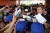 문재인 대통령이 15일 오후 서울 양천구 은정초등학교에서 열린 '미세먼지 바로 알기 교실' 행사를 마친 뒤 학교를 떠날 때 학생들로부터 사인 공세를 받고 있다. 청와대사진기자단 