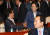 이은재 의원(가운데)이 16일 자유한국당 의원총회에서 김진태 의원과 인사하고 있다. 김현동 기자