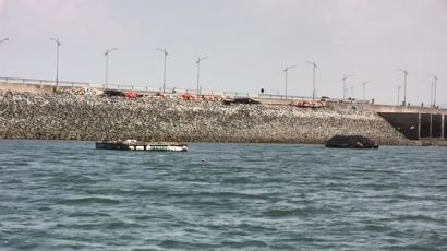 화물선 오가는 항로에 불법 어업용 바지선 설치한 어민들