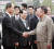 2007년 남북정상회담 당시 북한을 방문한 김장수 당시 국방부 장관이 김정일 국방위원장에게 꼿꼿한 자세로 악수하고 있다. 사진 청와대. 