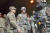 북한의 WMD 시설 제거 훈련인 '워리어 스트라이크 7'에서 토머스 밴덜 미 8군 사령관(가운데)이 화생방복을 입은 병사와 얘기를 나누고 있다. [사진 주한미군]