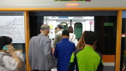 '유모차'만 태우고 떠난 인천鐵2호선 왜? 