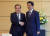  문희상 일본 특사가 18일 도쿄 총리관저에서 아베 신조 총리와 악수하고 있다. [도쿄=연합뉴스]