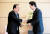 문희상 일본 특사(왼쪽)가 18일 일본 도쿄 총리관저에서 아베 신조 총리에게 문재인 대통령의 친서를 전달하고 있다. 아베 총리는 “한국은 전략적 이익을 공유하는 가장 중요한 국가”라고 말했다. [로이터=뉴스1]