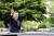 문재인 대통령이 5월 10일 국회에서 취임식을 마친 뒤 국회대로를 지나며 시민들에게 손을 흔들어 인사하고 있다. 사진·청와대사진기자단