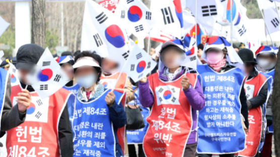 "박 전 대통령을 석방하라"…재판 앞두고 서울구치소 앞 지지자 집회