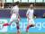 잉글랜드 공격수 암스트롱(오른쪽)이 20일 전주월드컵경기장에서 열린 아르헨티나와의 U-20월드컵 1차전에서 골을 성공시킨 뒤 기뻐하고 있다. 전주=김민규 기자