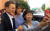 문재인 대통령이 22일 오후 부산 영도 어머니 자택 앞에서 시민들과 셀카를 찍고 있다. [청와대제공]