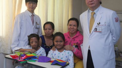 얼굴기형 베트남 두 소녀, 한국 의술로 웃음 되찾았다
