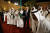 20일(현지시간) 사우디아라비아를 방문한 도널드 트럼프 미국 대통령(오른쪽)이 살만 압둘아지즈 사우디 국왕(왼쪽)과 전통 칼춤을 추고 있다. [로이터=연합뉴스]