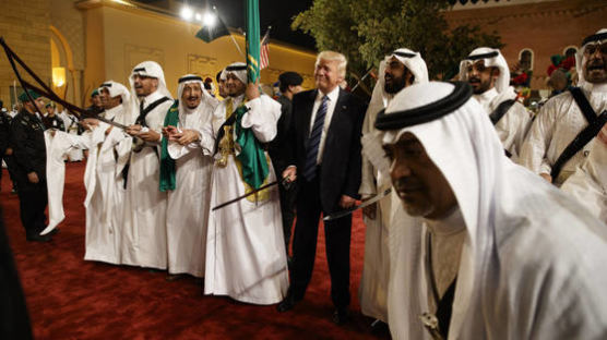사우디의 393조원 선물 … 트럼프 “엄청난 날” 환호